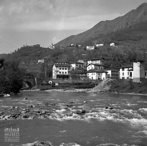 Abitazioni presso un ponte