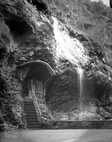 Cappella votiva e cascata