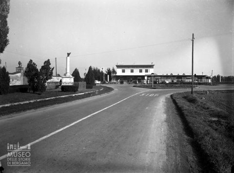 Monumento e stazione di servizio