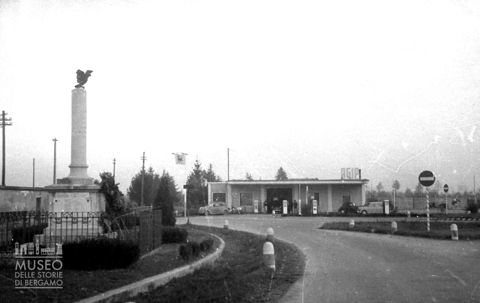 Monumento e stazione di servizio [2]
