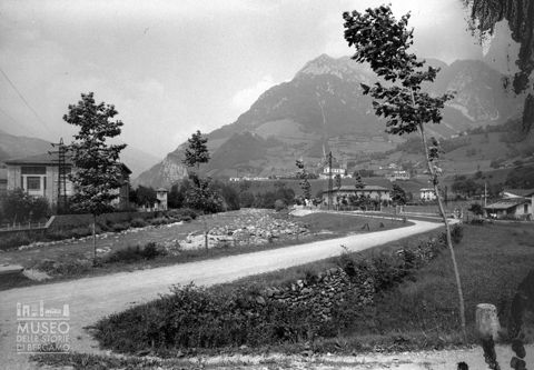 Veduta con centrale elettrica