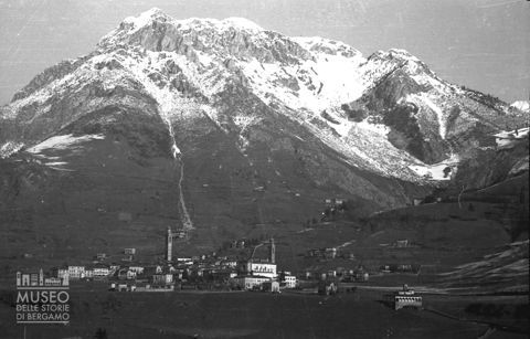 Panorama con monte innevato [1]