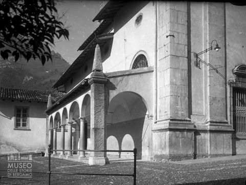 Ardesio, porticato del Santuario