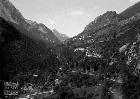 Monti e centro abitato