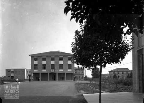 Piazza con municipio