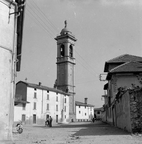 Piazza con campanile