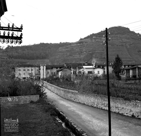 Strada verso il paese