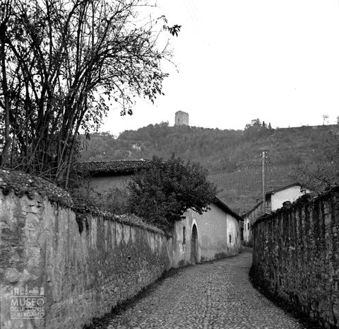 Strada in ciottolato e colle