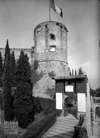 Scalinata e torrione della Rocca