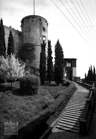 Scalinata verso la Rocca