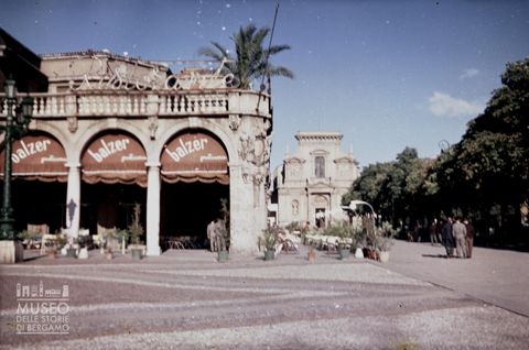 Bar sul Sentierone e chiesa