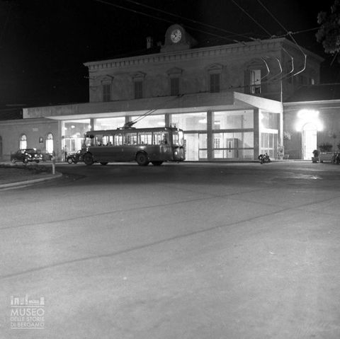 Stazione ferroviaria, ripresa notturna [1]