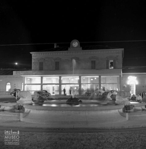Stazione ferroviaria, ripresa notturna [2]