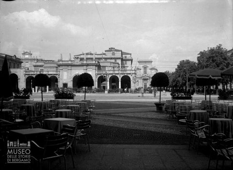 Tavolini di un bar e Sentierone