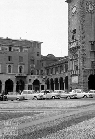 Automobili e Torre dei Caduti