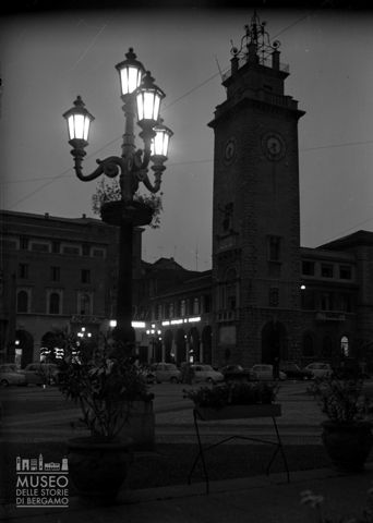 Torre dei caduti, ripresa notturna