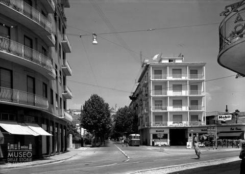 Incrocio con distributore di benzina