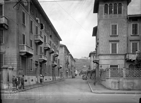 Strada con palazzi e veduta