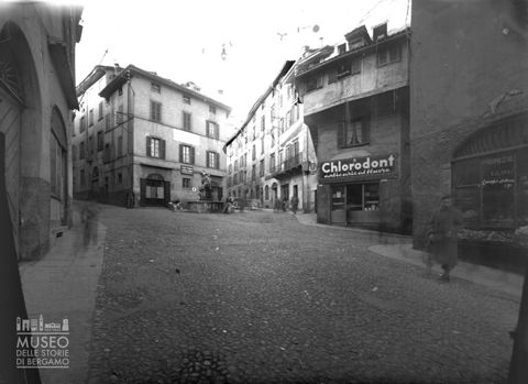 Piazzetta del Delfino e negozi