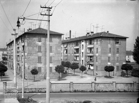 Panorama di via Rovelli dalla passerella sui binari