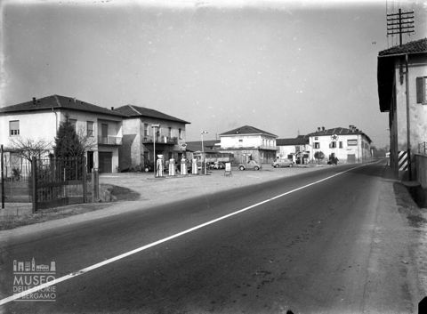 Strada con distributori di benzina
