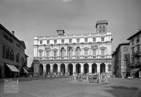 Piazza Vecchia e biblioteca civica
