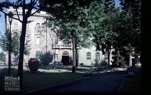 Piazza Dante e palazzo