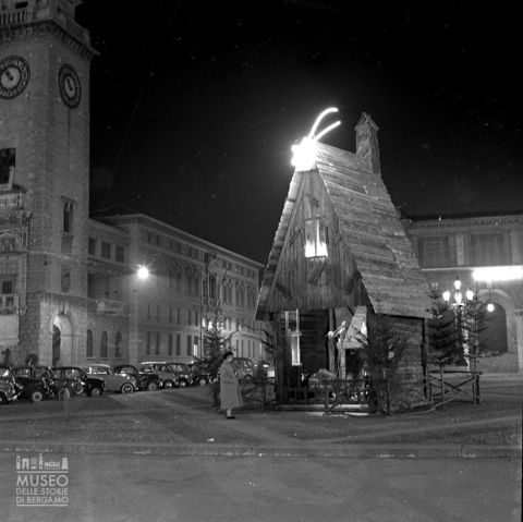 Capanna natalizia e Torre dei Caduti [2]