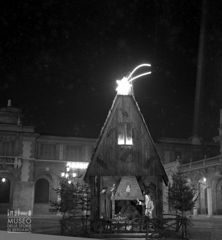 Capanna natalizia e piazza