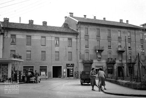 Incrocio con distributore di benzina