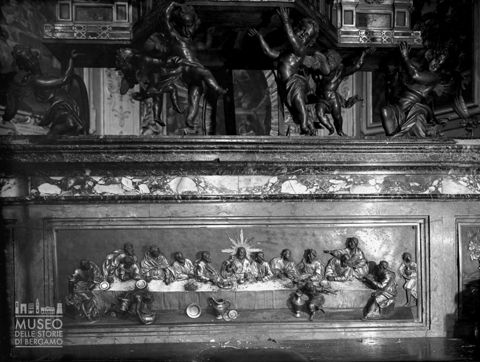 Cattedrale, bassorilievo dell'altare