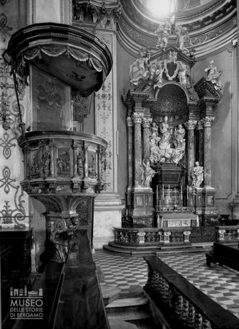 Cattedrale, pulpito e altare del transetto