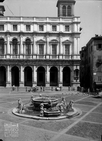 Piazza Vecchia, fontana e Biblioteca