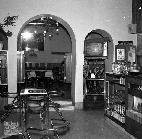 Interno di un bar [1]