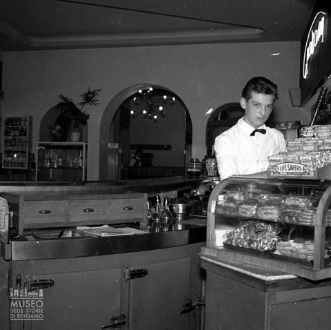 Interno di un bar [2]