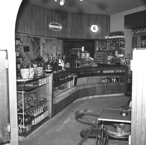 Interno di un bar [3]