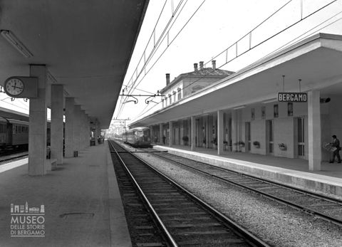 Binari della stazione ferroviaria
