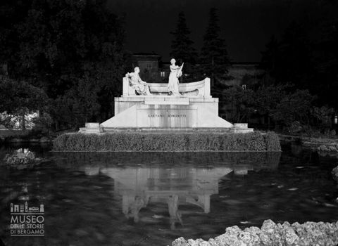 Monumento a Donizetti, vista notturna