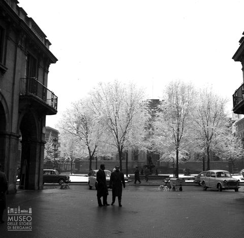 Uomini in piazza Dante