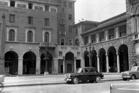 Piazza con albergo e banca