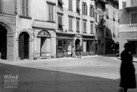 Negozi in piazzetta Santo Spirito
