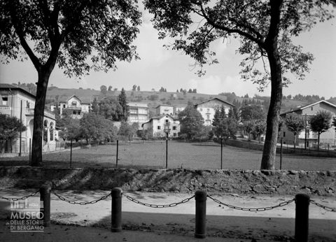 Scorcio con asilo e albergo Al Milano