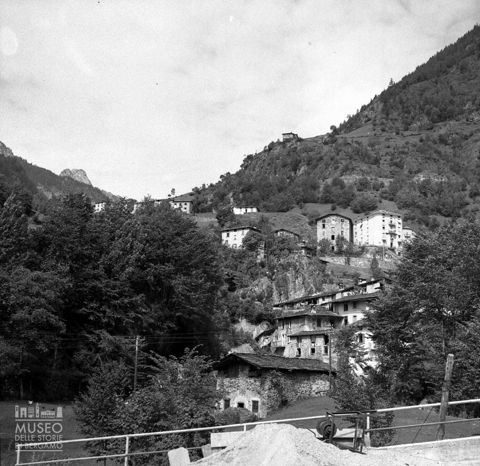 Gruppo di abitazioni nei pressi del fiume.