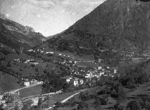 Veduta del centro abitato di Branzi