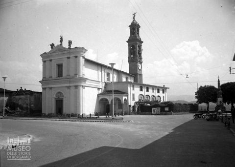 Piazza e chiesa