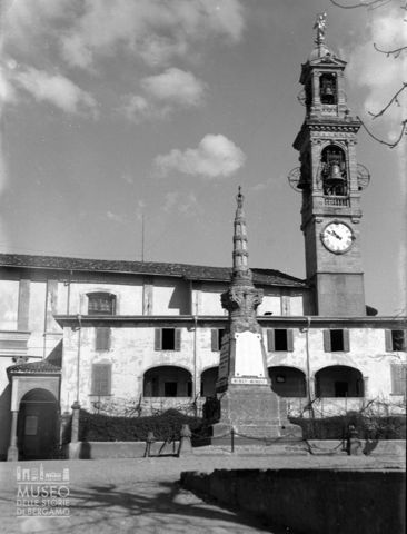 Monumento ai caduti e parrocchiale
