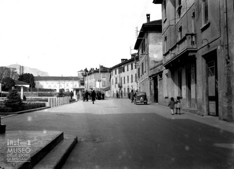 Strada con passanti