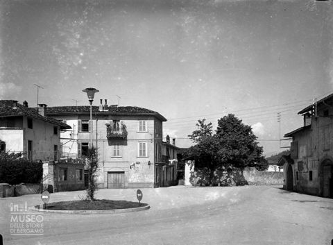 Strada con rotatoria