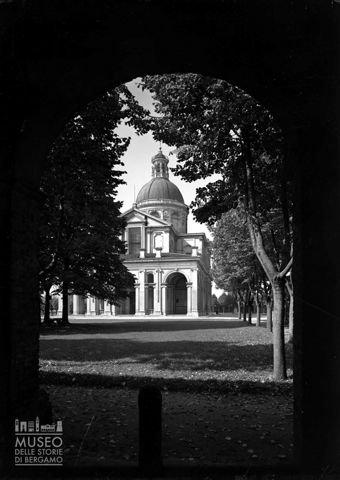Santuario attraverso un arco