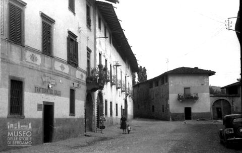 Piazza con trattoria